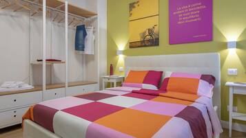 Une chambre avec un lit, une armoire et un mur orné d’une citation.