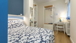 A bedroom with a bed, a desk, a chair, a wardrobe, and a mirror. - B&B Pensieri D'Autore (Campobasso)