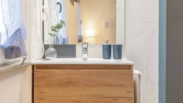 Doppia Comfort, 1 letto queen, non fumatori, bagno in camera | Bagno | Doccia, soffione a pioggia, set di cortesia gratuito, asciugacapelli