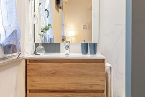 Comfort Double Room, 1 Queen Bed, Non Smoking, Ensuite | Bathroom | Shower, rainfall showerhead, free toiletries, hair dryer - B&B Pensieri D'Autore (Campobasso)