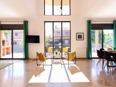 Villa Wine Experience Salou Center with Private pool, Bbq, Spa, Cellar and Games