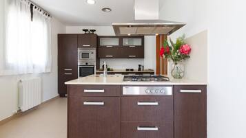 Refrigerador, microondas, horno y lavavajillas