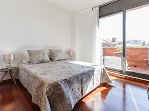 5 habitaciones, tabla de planchar con plancha, internet y ropa de cama