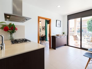 Fridge, microwave, oven, dishwasher - Villa Wine Experience Salou Center with Private pool, Bbq, Spa, Cellar and Games (Salou)