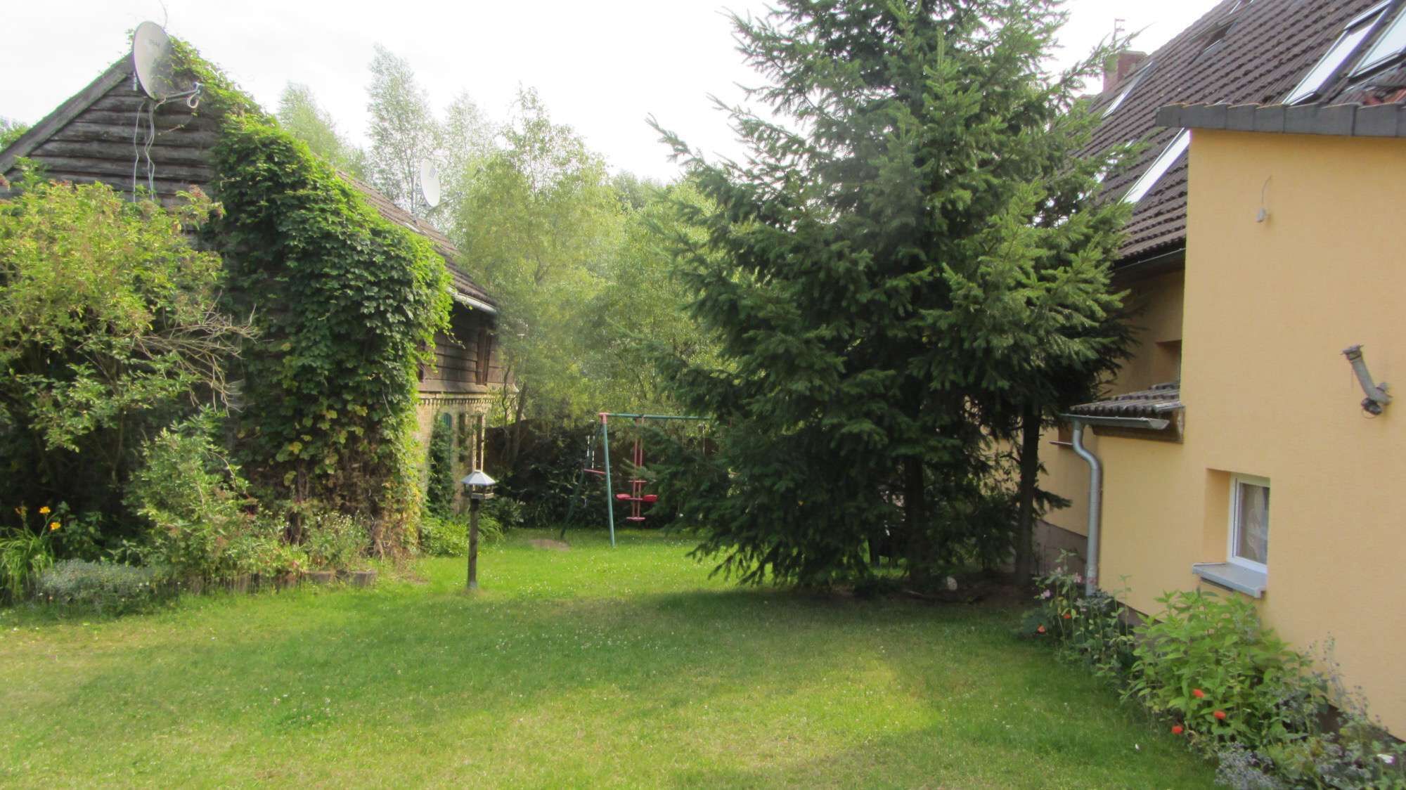 Ansicht zum Innenhof (gerade), links das Kinder-Paradies