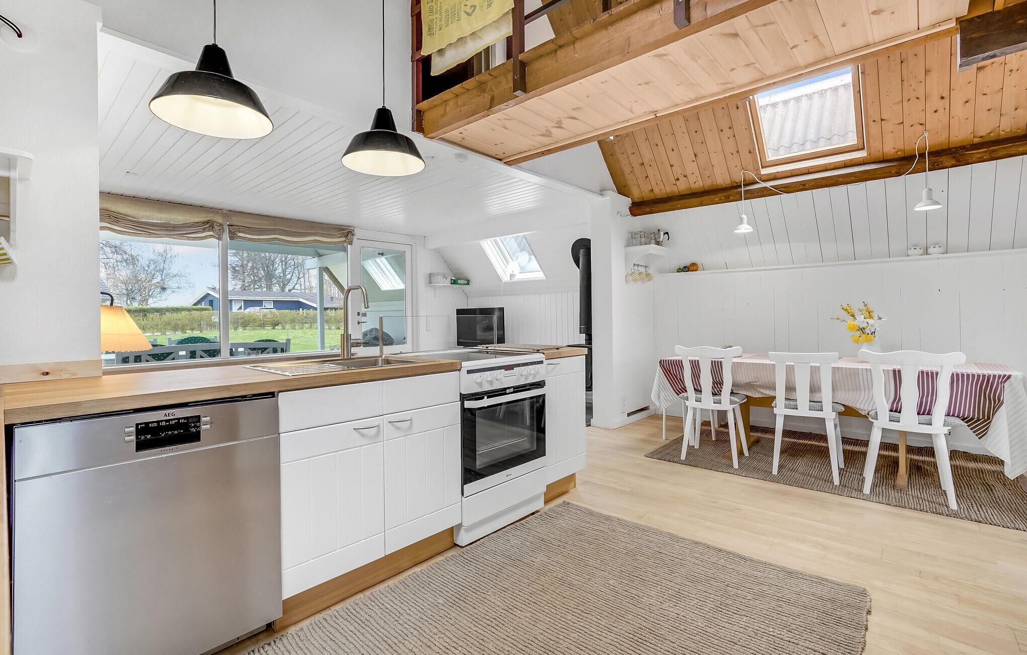 Réfrigérateur, plaque de cuisson, lave-vaisselle, cafetière/bouilloire