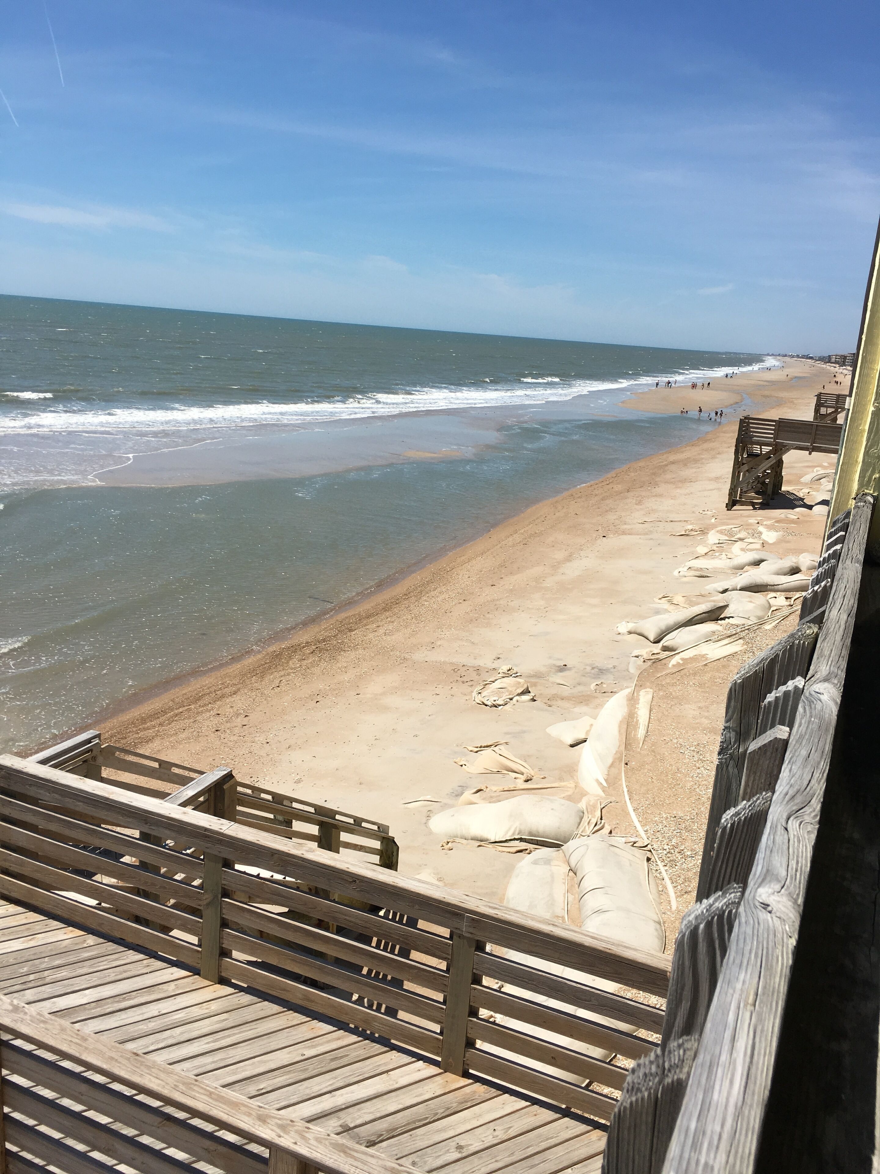 En la playa y camastros 