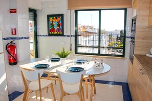 Frigorífico grande, microondas, horno y placa de cocina