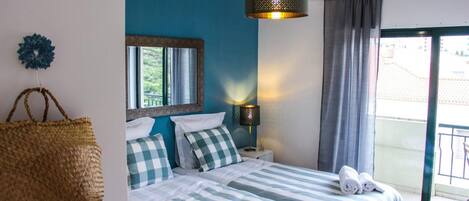 Quarto duplo luxo, banheiro compartilhado | Quartos à prova de som, berços grátis, Wi-Fi de cortesia, roupa de cama