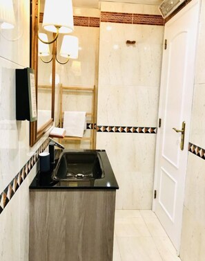 Ducha, secador de pelo, bidé y toallas