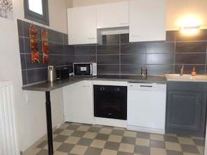 Een koelkast, een microgolfoven, een oven, een kookplaat