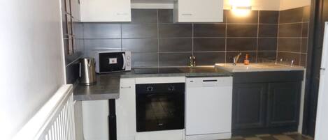 Réfrigérateur, micro-ondes, four, plaque de cuisson