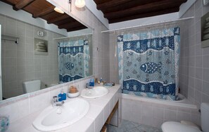 Villa, 5 chambres, piscine privée | Salle de bain | Douche, articles de toilette gratuits, serviettes fournies, savon