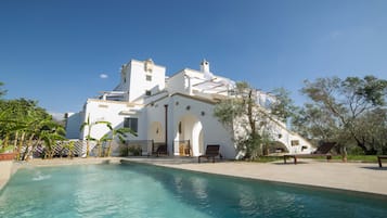 Außenpool (je nach Saison geöffnet), Liegestühle