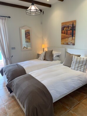 4 dormitorios, tabla de planchar con plancha, cuna de viaje y wifi