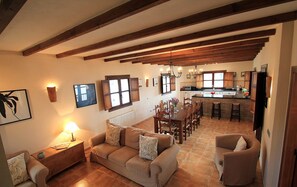 Una Smart TV, un reproductor de DVD, libros, una biblioteca de música