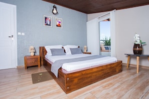 Comfort Double Room, 1 Queen Bed, Valley View | Desk, soundproofing, iron/ironing board, free WiFi - H&H  Chambre De Charme (Antananarivo)