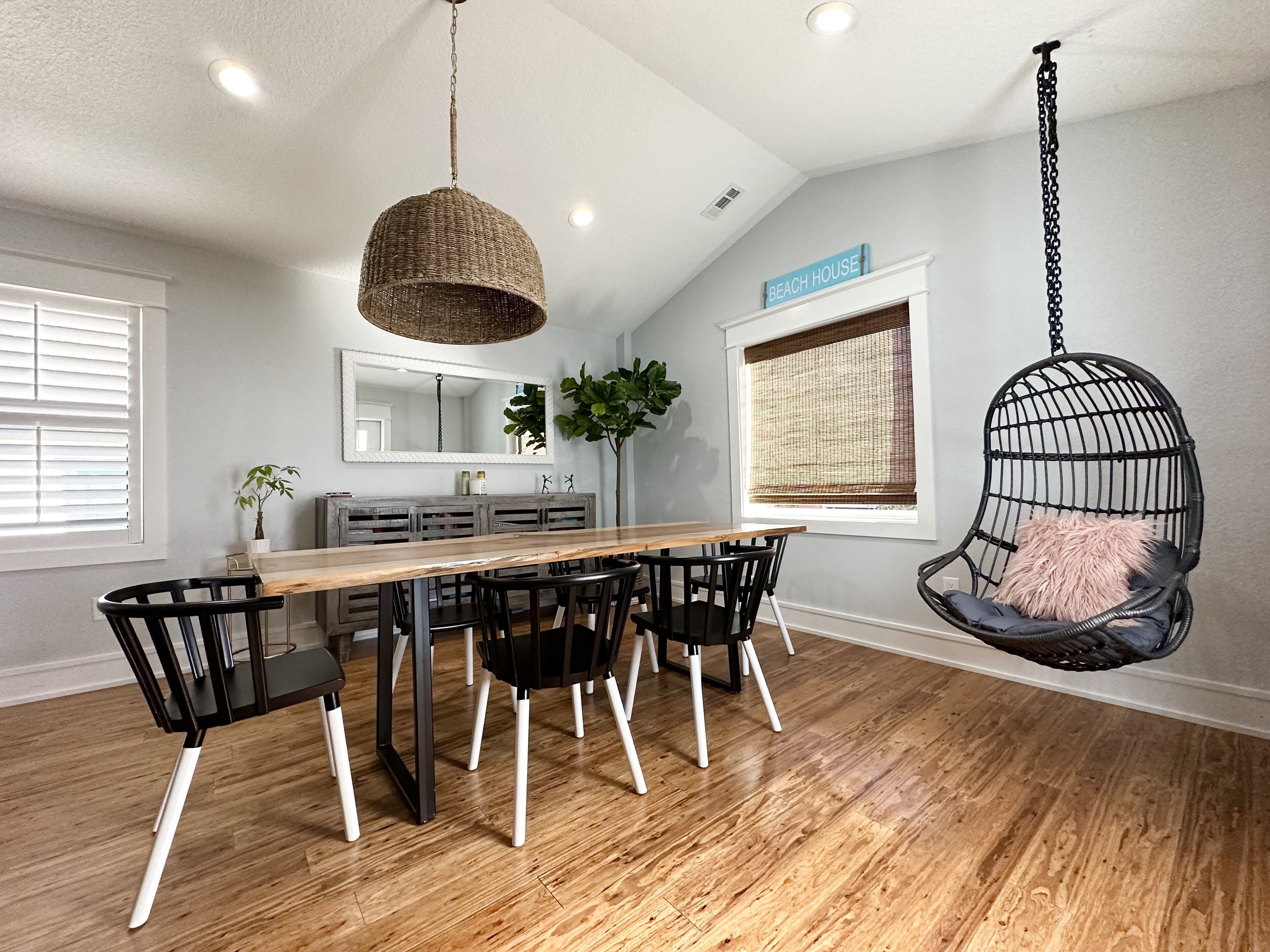 Urban Boutique Beach House. EV charger. HOT TUB. Sleeps 8