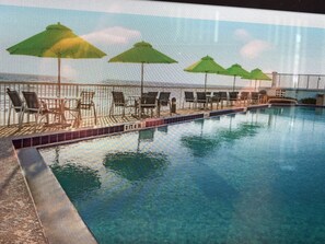 Una piscina al aire libre, una piscina climatizada
