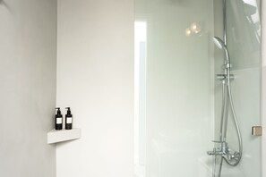 Secadora de cabello, toallas, papel de baño 