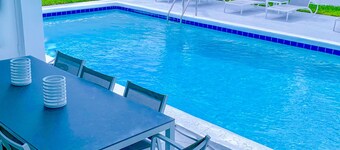 MODERN HOME, WALK TO BEACH PLUS 40 RESTAURANTS