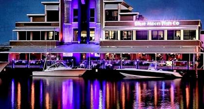 TROPISCHES ZEITGENÖSSISCHES HAUS, PRIVATER POOL, WEG ZUM STRAND, GESCHÄFTE UND RESTAURANTS!