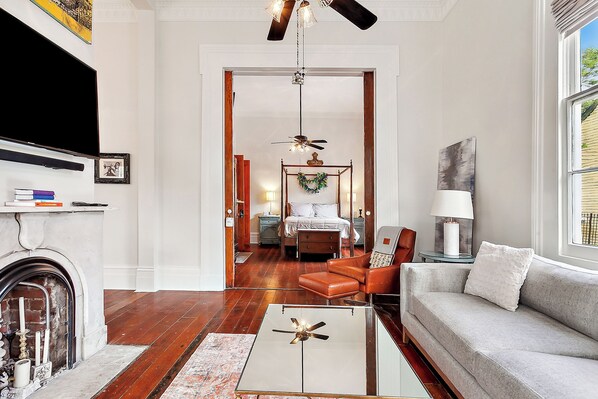 Smart TV, fireplace - New Orleans charm with Gated Parking! (New Orleans)