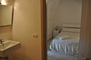 Standard Double Room, 1 Queen Bed (3) | Bathroom | Shower, free toiletries, hair dryer, bidet - Masseria Piatone (Ostuni)