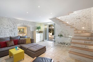 Televisión y chimenea 