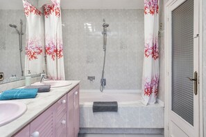 Ensemble douche/baignoire, sĂšche-cheveux, serviettes fournies