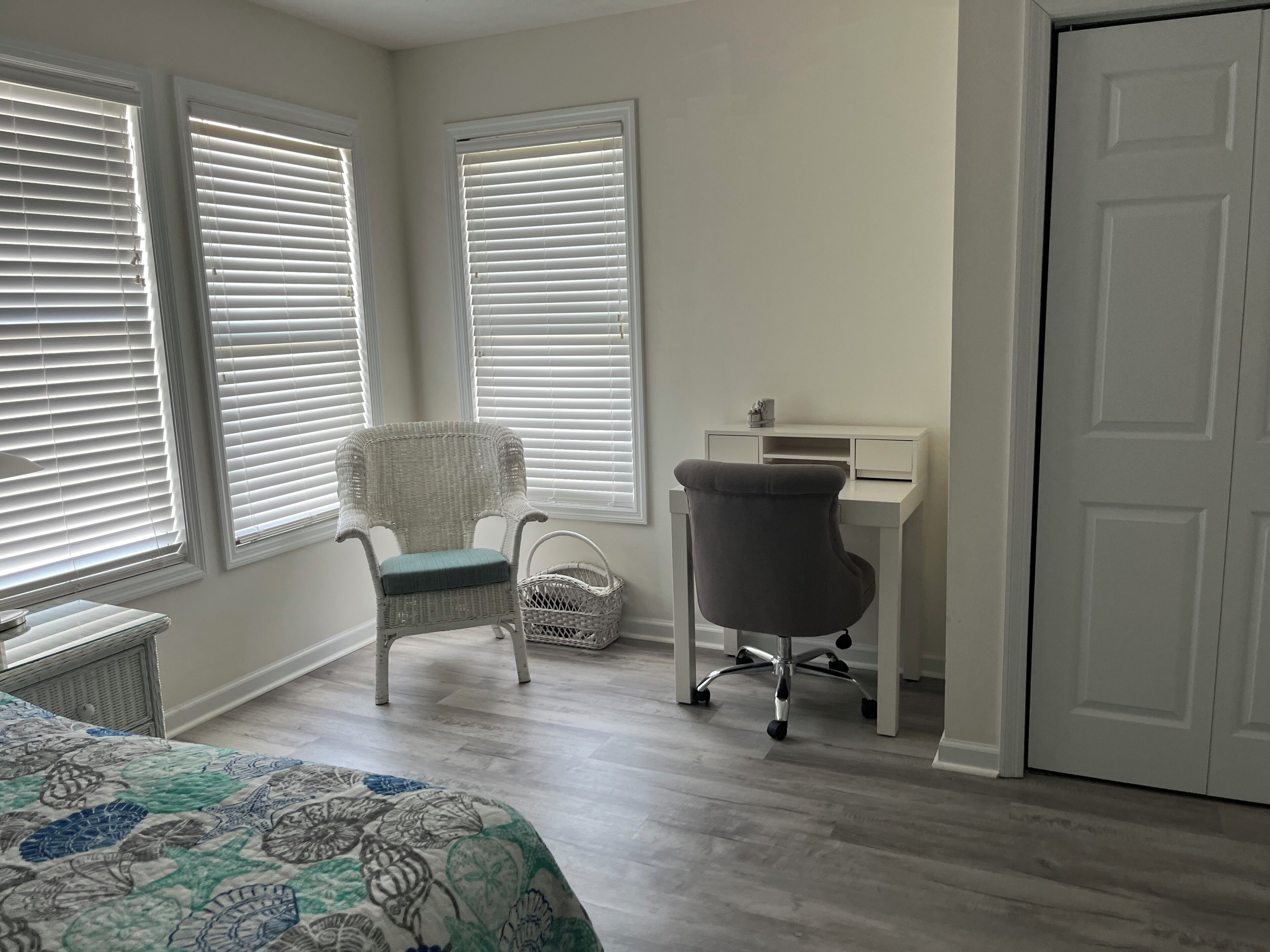 An office nook for guests working remotely!