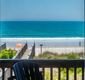 Sur la plage, chaise longue