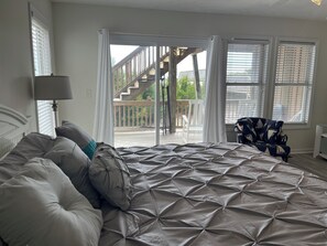 3 bedrooms, desk, iron/ironing board, free WiFi - Oceanfront Paradise - Private Beach Access, Outdoor Showers & Covered Decks (Surf City)