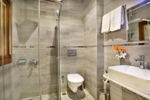 Bathroom shower - GH Taksim Hotel (Istanbul)