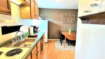 Refrigerador, microondas, placa de cocina, cafetera/tetera