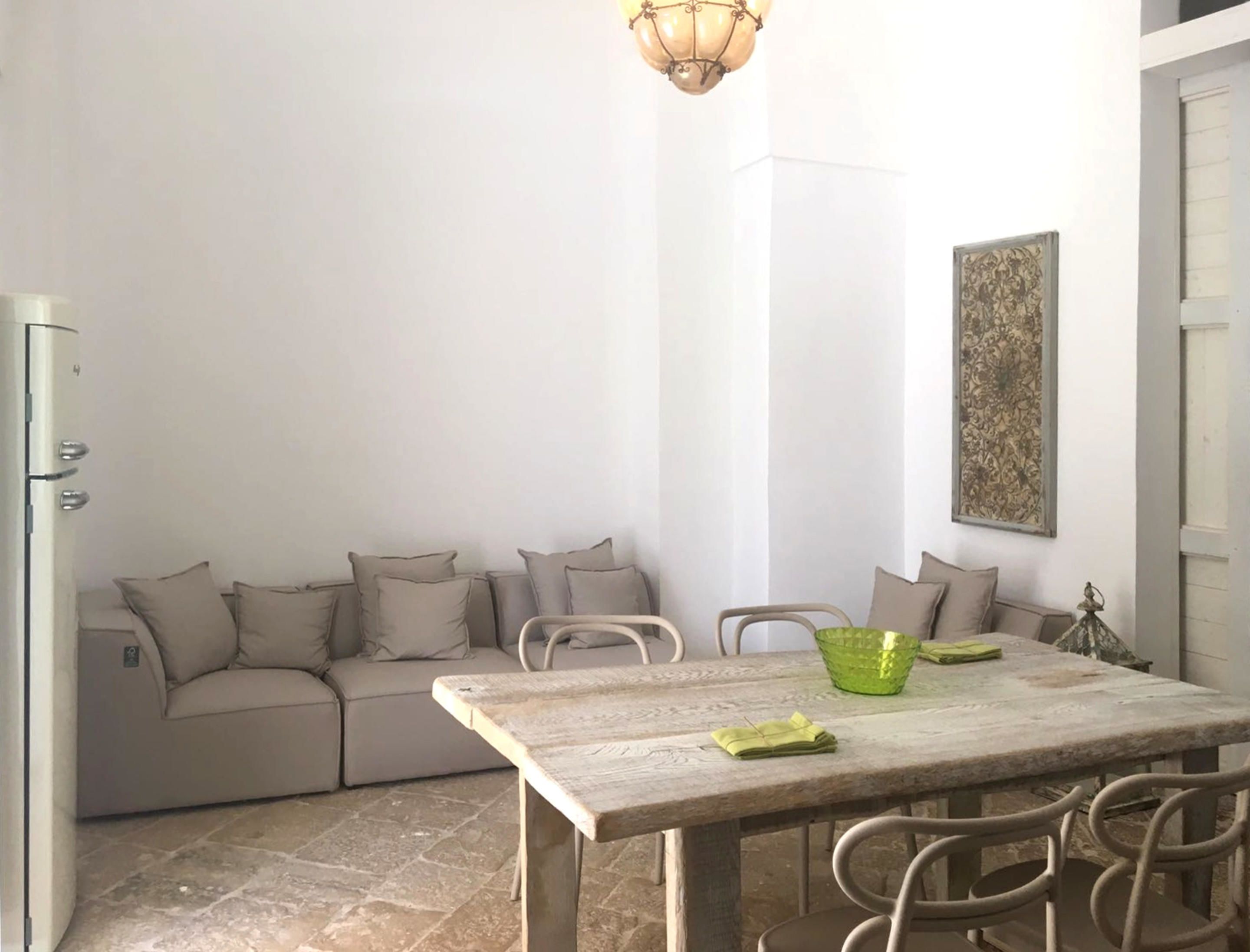 Exclusive Apartment, 2 Bedrooms, Patio, Garden View | In-room dining