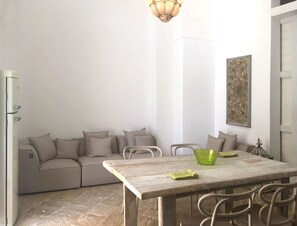 Exclusive-Apartment, 2 Schlafzimmer, Terrasse, Gartenblick | Essbereich im Zimmer