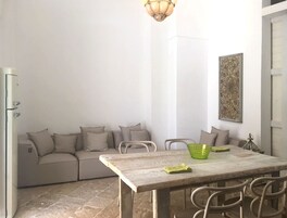 Apartamento exclusivo, 2 habitaciones, patio, vistas al jardín | Servicio de comidas en la habitación