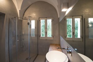 Appartement Exclusif, 1 chambre, terrasse, vue jardin | Salle de bain | Douche, douche à « effet pluie », sèche-cheveux, bidet