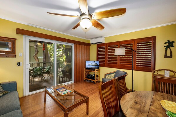 Een televisie en boeken