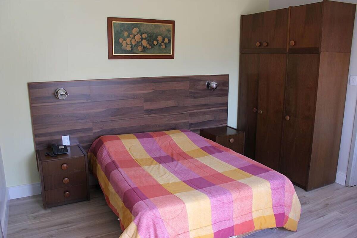 Desk, iron/ironing board, rollaway beds, free WiFi