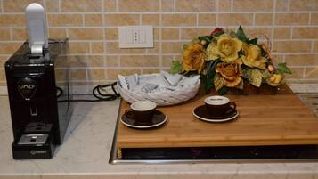 Frigorifero con congelatore, microonde, macchina per caffè espresso