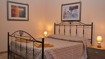 Doppelzimmer (Third Floor) | Schreibtisch, Bügeleisen/Bügelbrett, Zustellbetten, kostenloses WLAN