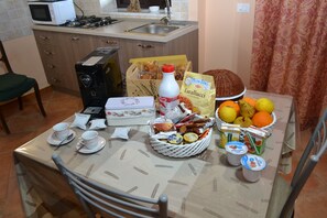 Sudah termasuk sarapan lengkap setiap hari