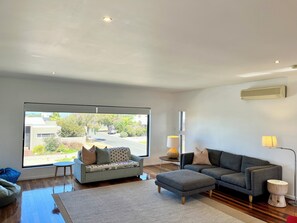 TV, DVD player - Pacific Paradise: 3  BR, 1.5  BA House in Torquay, Sleeps 7 (Torquay)