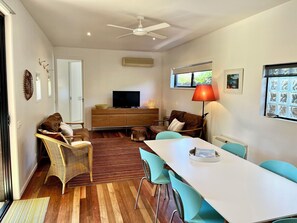 TV, DVD player - Pacific Paradise: 3  BR, 1.5  BA House in Torquay, Sleeps 7 (Torquay)