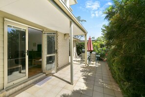 Outdoor dining - Cavalier (Zeally Bay Rd): 4  BR, 2  BA House in Torquay, Sleeps 9 (Torquay)