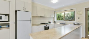 Cavalier (Zeally Bay Rd): 4  BR, 2  BA House in Torquay, Sleeps 9