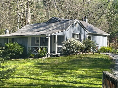 Creek Front Property! Spicewood Cabin Near Wintergreen and Crabtree Falls