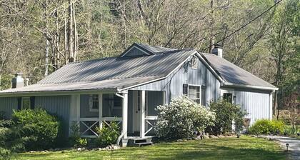 Creek Front Property! Spicewood Cabin Near Wintergreen and Crabtree Falls